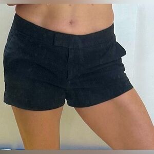 Aritzia Wilfred Women’s low rise black cotton micro cargo shorts. Size 6